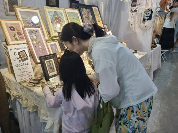 配资公司官网 手工制作、创意设计……雨天室内手工与创意市集人气旺